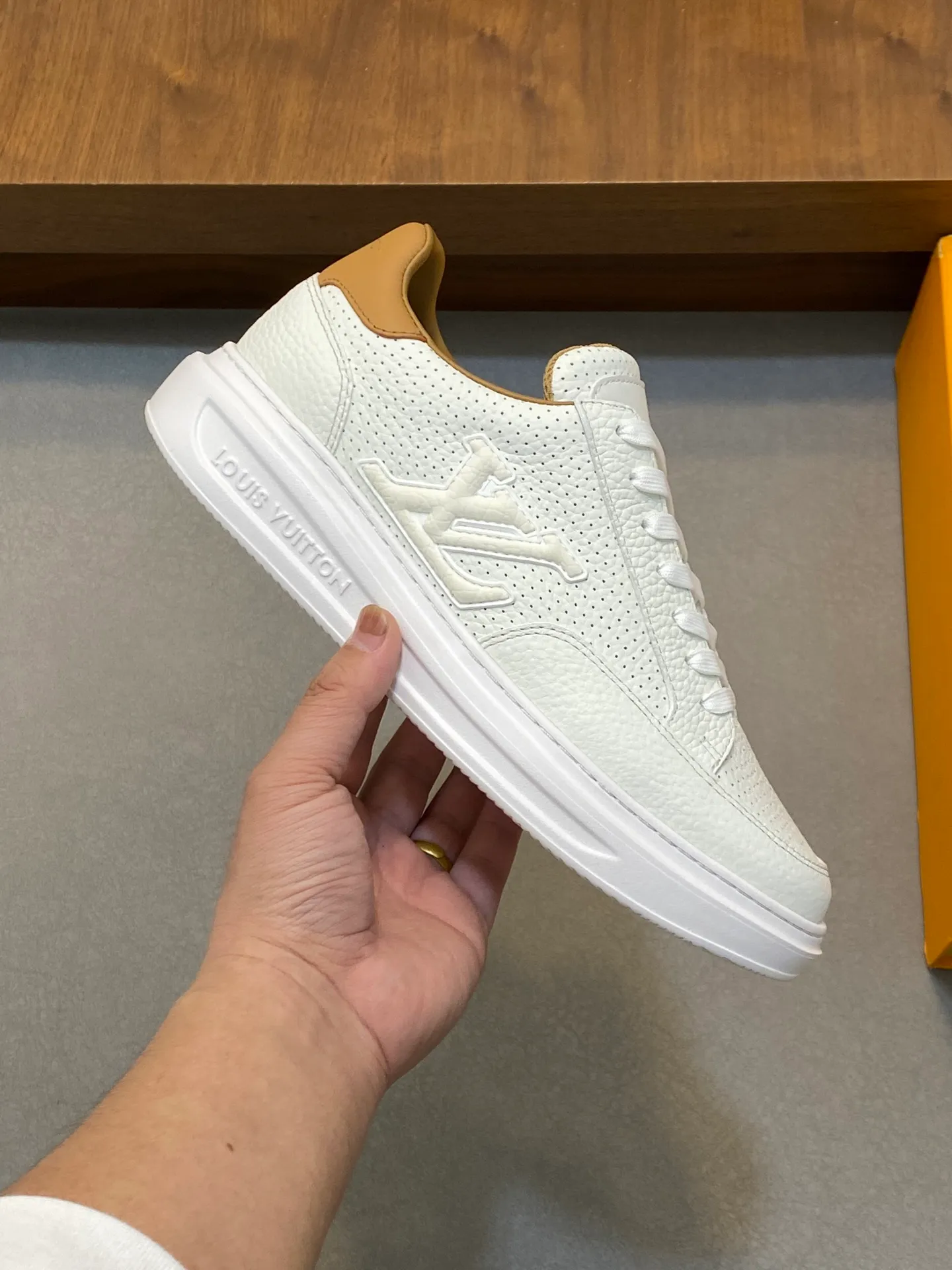 Factory Price: 400💰LV🔍Top Purchasing Agency🇮🇹 Lu Street Boy’s popular sports shoes counter synchronized, uppers imported from Italy cowhide fabric, high-quality complex splicing crafts, imported water-dyed cowhide lining cowhide feet Sole: Original sole provided by the original factory, T men's men's shoes 💰U exclusive movable molded sole, super comfortable, original factory follow-up goods, 🔍🔍high quality, can be entered and exited the counter at will, welcome to compare, code number 39-44 (order 38 45)